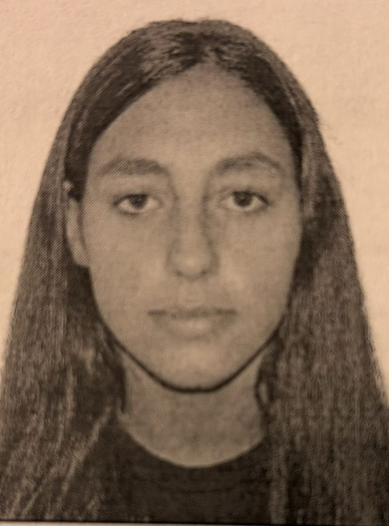 FOTO: Polițiștii caută o tânără de 15 ani dispărută de acasă