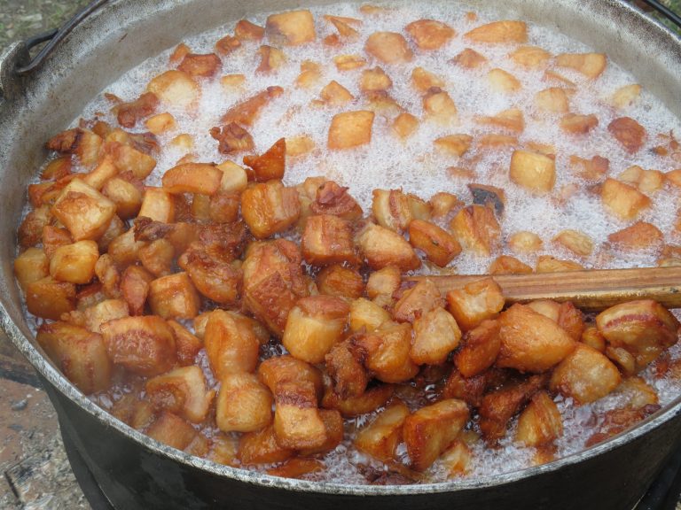 Târgul de țară la Ignat în Muzeul Astra. Va fi preparată pomana porcului care poate fi degustată