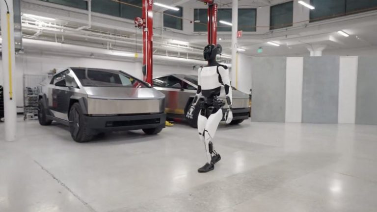 Inginer atacat de un robot și lăsat într-o baltă de sânge într-o fabrică Tesla