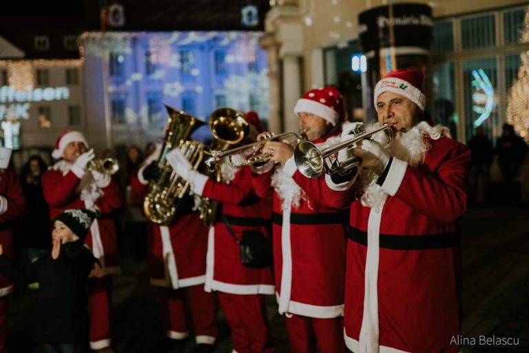 Sibiul învăluit în colinde: Trupa lui Moș Crăciun care aduce bucuria sărbătorilor în cartierele orașului