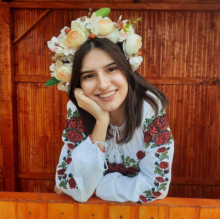 Ritmuri și împliniri: Dominique Simionescu, sibianca ce cucerește inimile prin vocea ei