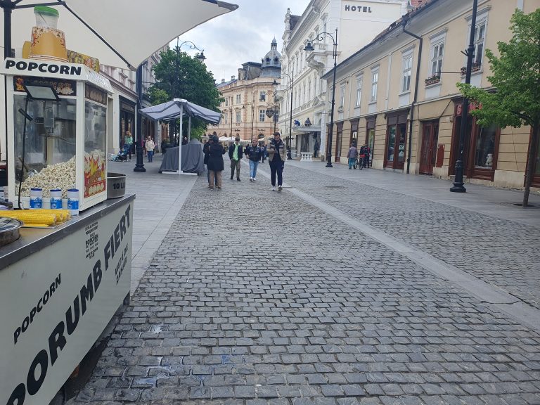 Trei amplasamente destinate comerțului alimentar pe strada N. Bălcescu disponibile pentru închiriere