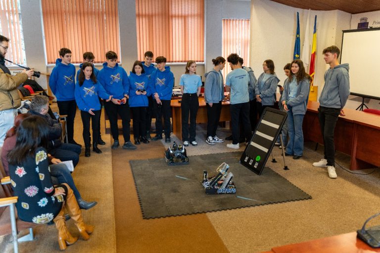 FOTO: Întâlnire a echipelor de robotică ale liceului teoretic „Roth – Oberth“ la Primăria Mediaș
