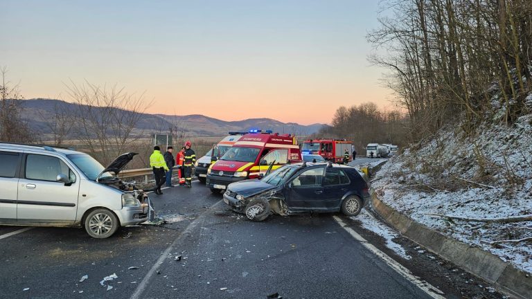 FOTO: 5 persoane rănite în urma unui accident rutier. Doi minori printre victime