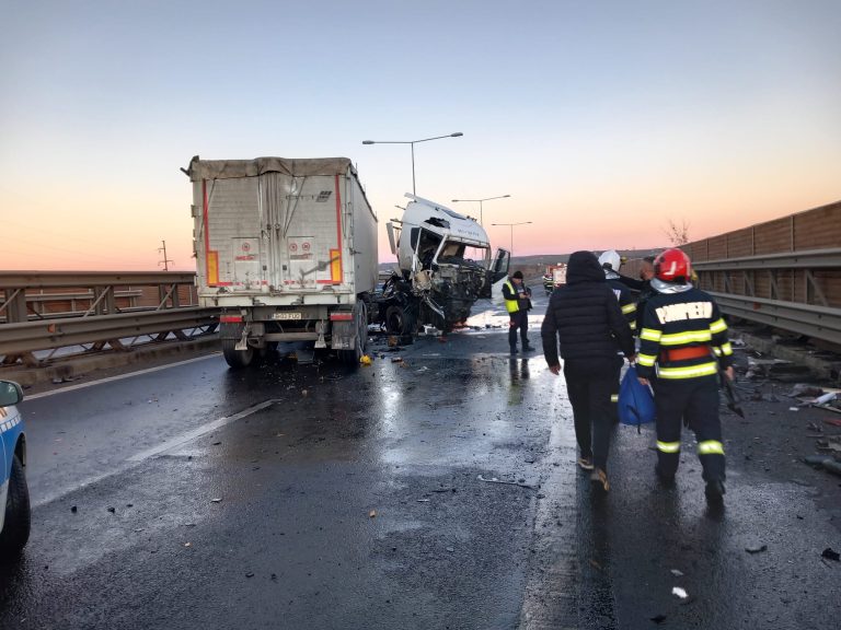 FOTO/VIDEO: 9 persoane implicate într-un accident pe A1. Plan Roșu de intervenție
