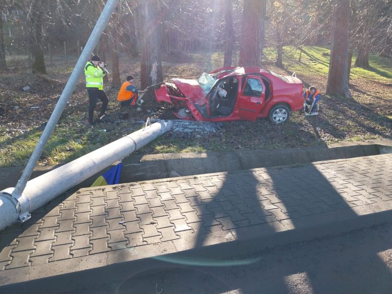 FOTO: Un șofer de 23 de ani a rupt un stâlp și a suferit mai multe răni