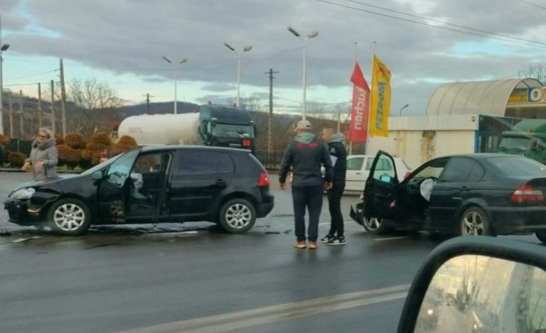 FOTO: Femeie transportată la spital după un accident rutier