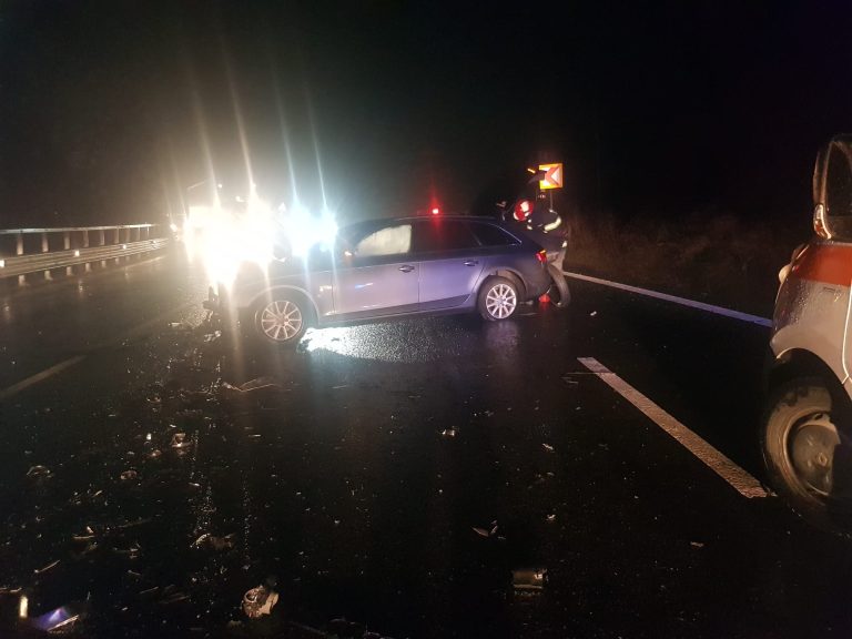 FOTO: Accident rutier pe Valea Oltului. O victimă a rămas blocată în mașină