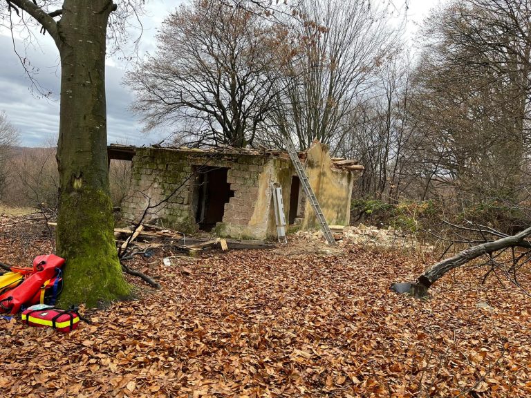 FOTO: Tânăr de 21 de ani mort după ce acoperișul unei case s-a prăbușit peste el