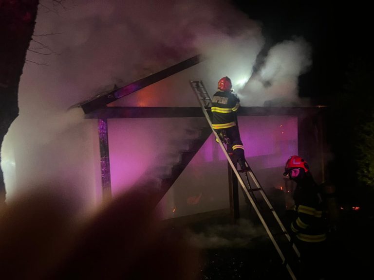 FOTO: Cabană de pe Valea Avrigului afectată grav de un incendiu