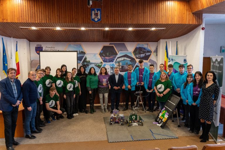 FOTO: Liceenii medieșeni și-au prezentat roboții la sediul primăriei