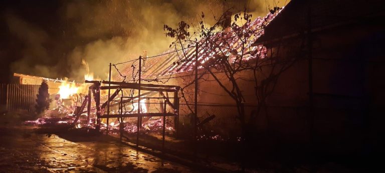 FOTO: Un incendiu pornit de la un polizor a făcut pagube mari