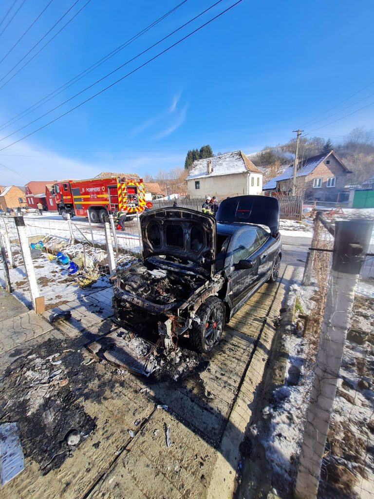 ULTIMA ORĂ / FOTO: Incendiu violent la un autoturism. Mașina a fost grav afectată