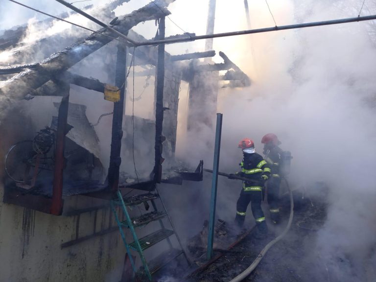 FOTO: O cabană a fost distrusă într-un incendiu