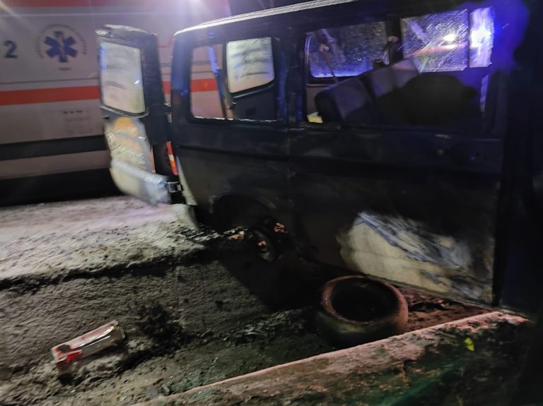 FOTO: Microbuz cu 7 persoane, implicat într-un accident pe Dealul Dăii