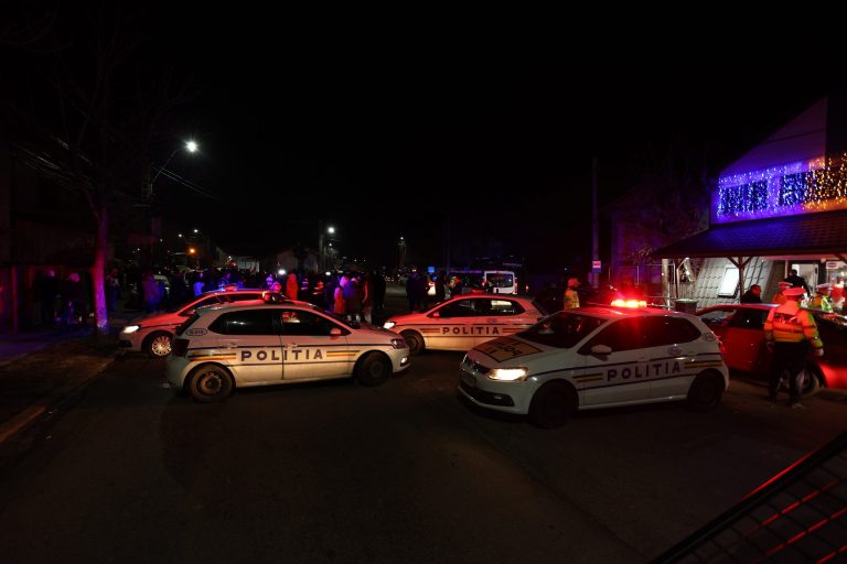 FOTO: Transportatorii și fermierii sunt la marginea Bucureștiului. Au spart barajul Poliției