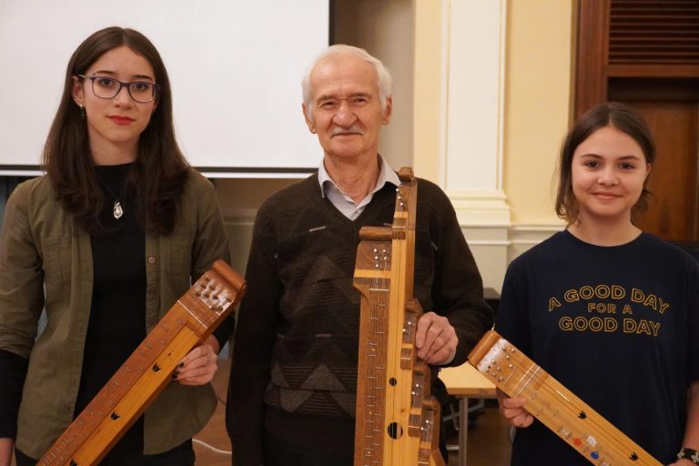 Un ansamblu de țitere unic în județul Sibiu aduce emoție în Sala Oglinzilor