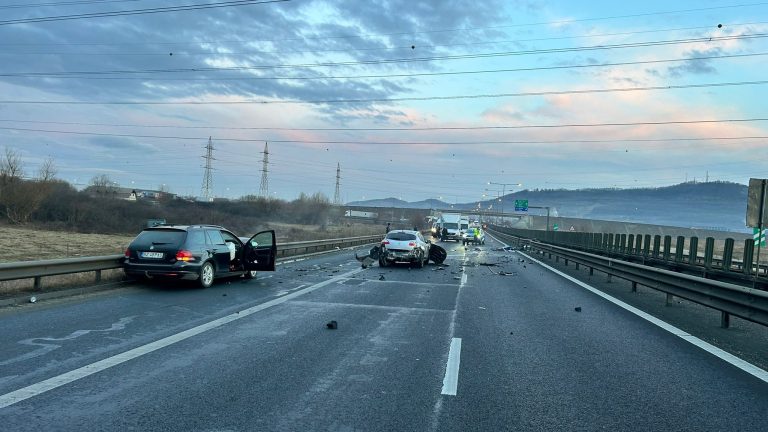 FOTO / ULTIMA ORĂ: Accident grav pe A1. Șofer rănit în timp ce anunța un eveniment la 112