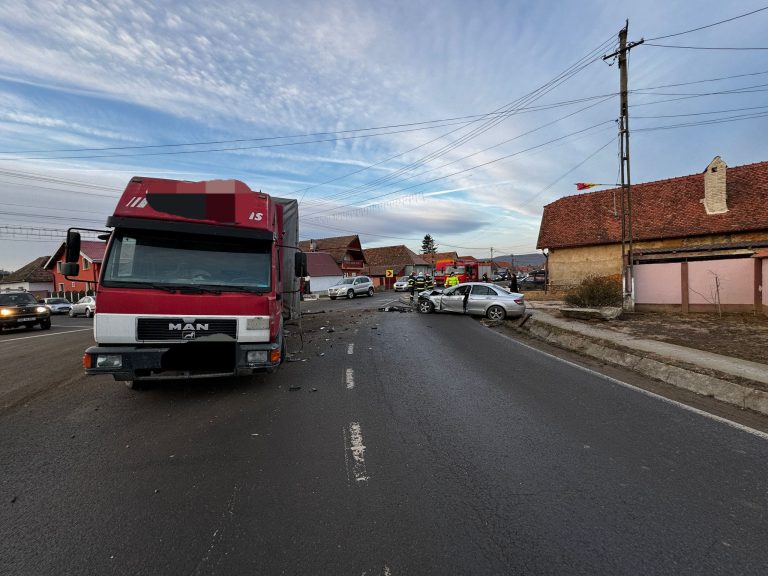 FOTO / ULTIMA ORĂ: Șofer de 70 de ani, rănit după ce s-a izbit de un camion. A intervenit și Descarcerarea