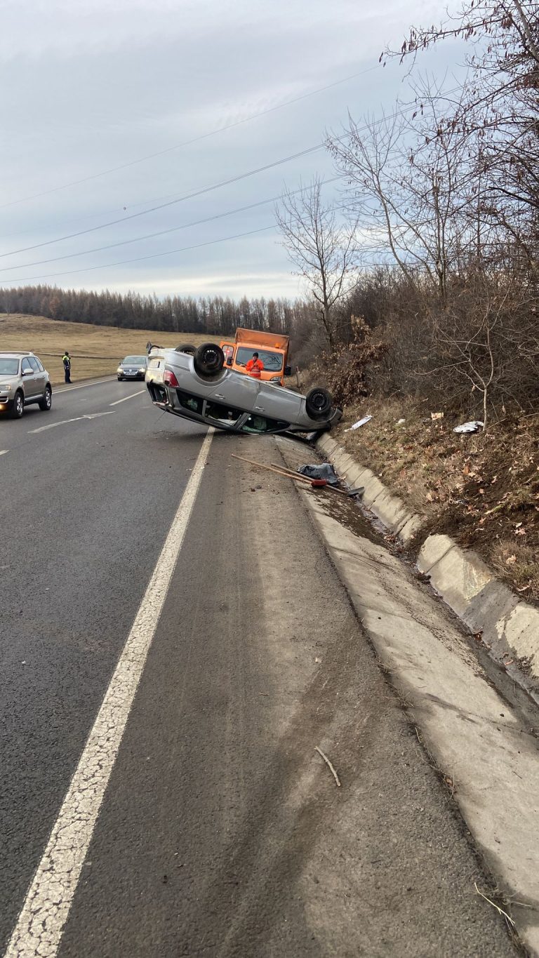 FOTO: Autoturism răsturnat pe DN 14. Un minor a fost transportat la spital
