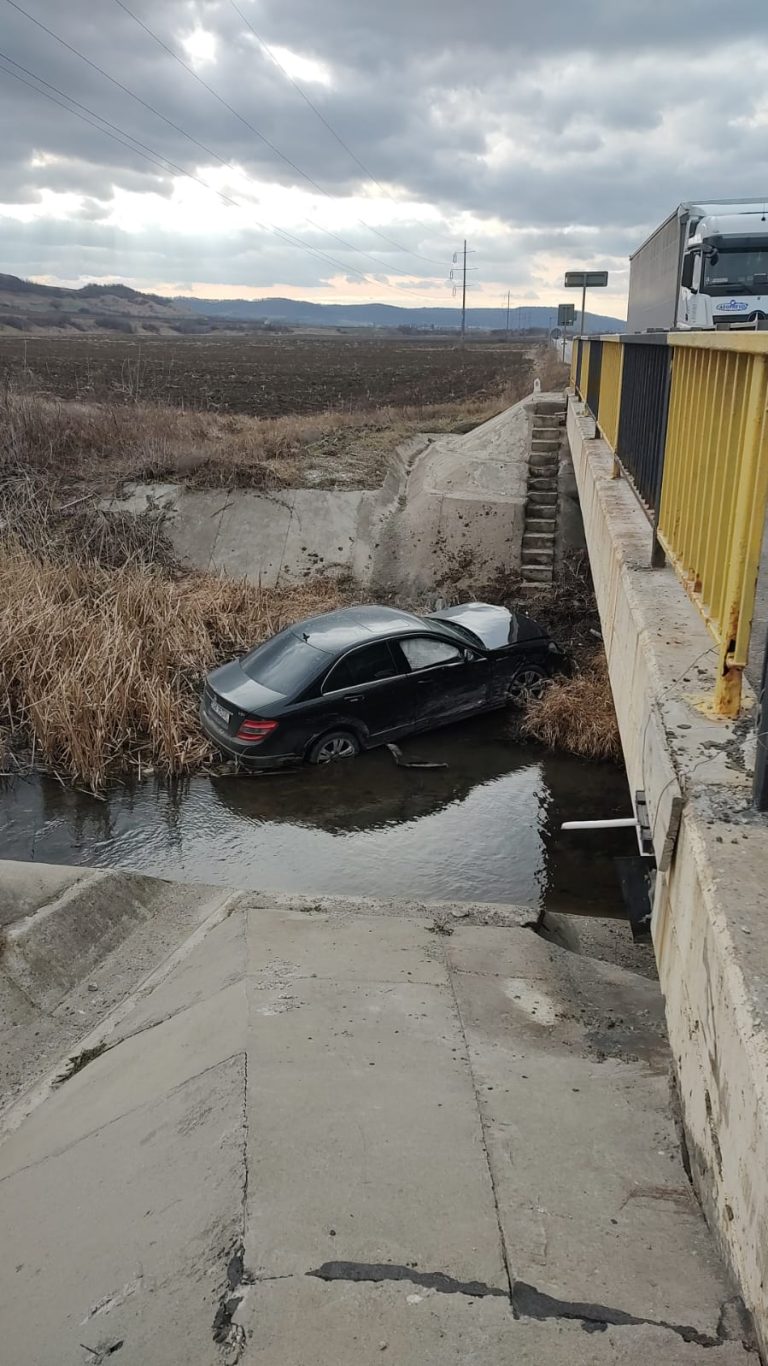FOTO: Tânără rănită pe DN 14 din cauza unui șofer care nu a acordat prioritate. O mașină a ajuns într-un pârâu