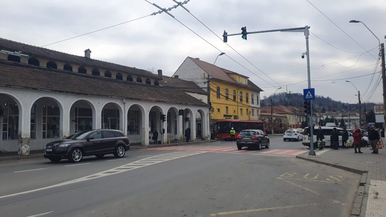 ULTIMA ORĂ/FOTO: Pieton accidentat pe trecere de o conducătoare auto de 69 de ani