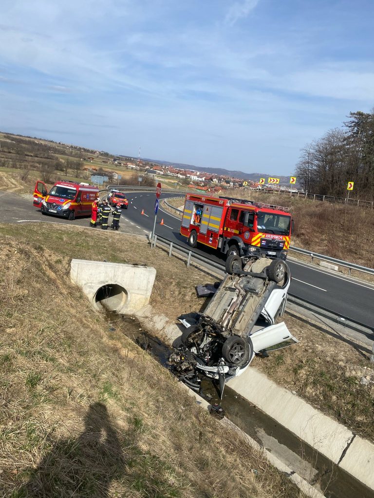 FOTO: Femeie în stare gravă în urma unui accident rutier