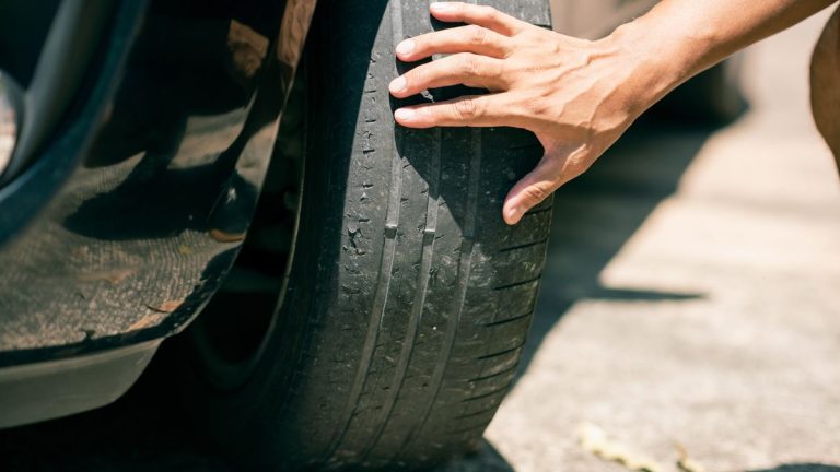 Pericol pe șoselele din Sibiu: băut bine și cu anvelopele extrem de uzate, oprit de polițiști