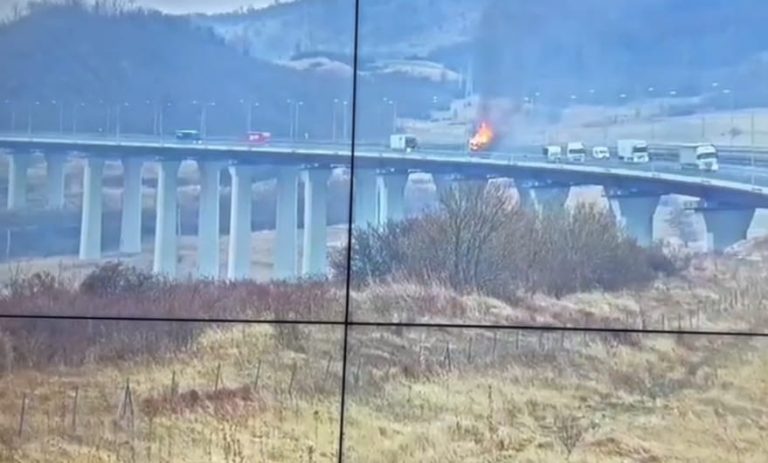 FOTO / VIDEO: Un autocamion a luat foc pe viaductul de la Aciliu