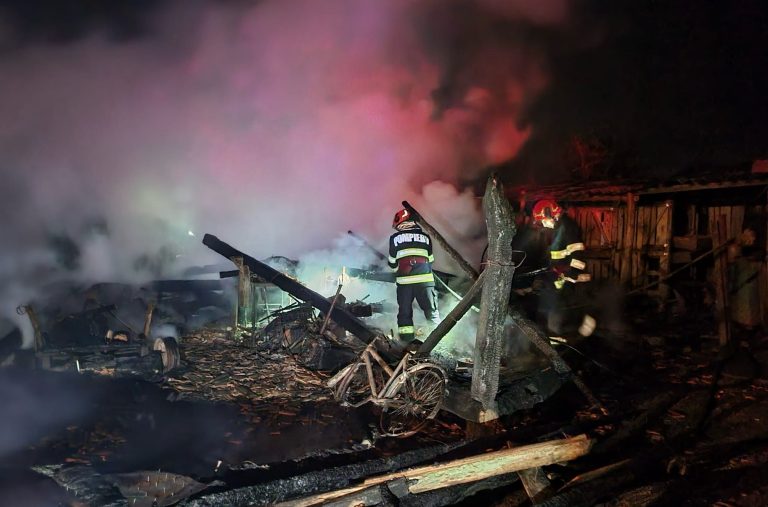 ULTIMA ORĂ / FOTO: Bărbat transportat la spital după un incendiu. A suferit arsuri la cap și mâini