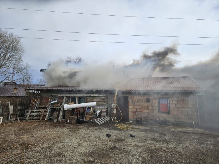 ULTIMA ORĂ / FOTO: Incendiu violent la o casă din Sibiu