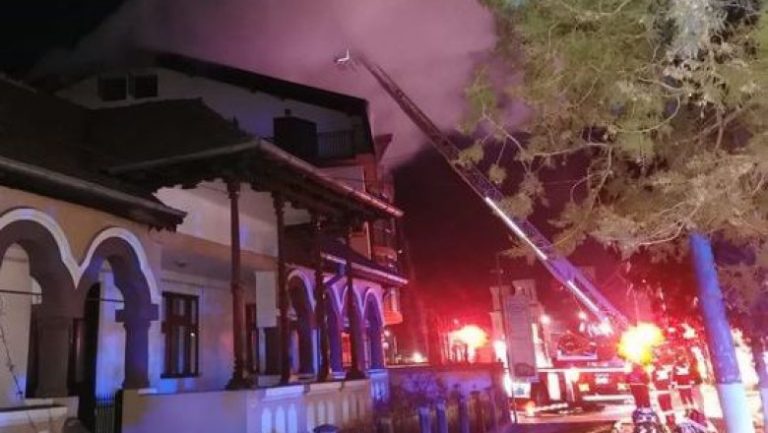 FOTO: Incendiu devastator la o pensiune. Un bărbat a murit, patronul și doi angajați au ajuns la spital