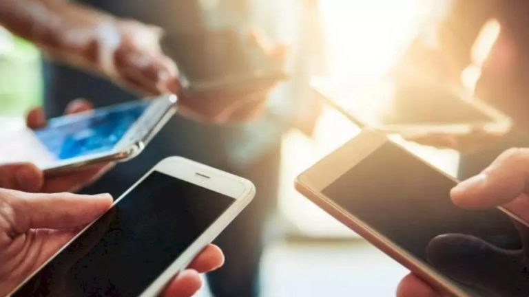 Un oraș a decis prin referendum interzicerea telefoanelor mobile pe stradă