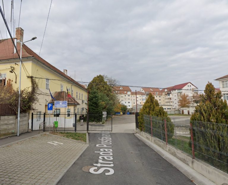 Terenuri de minifotbal și baschet în curtea Liceului Terezianum