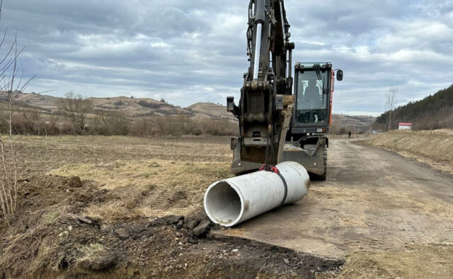 FOTO: A început reabilitarea drumului dintre Moșna și Nemșa