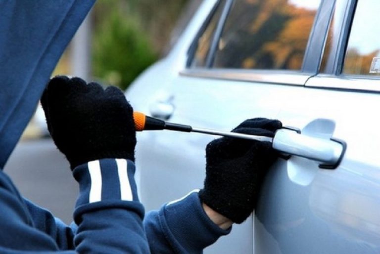 VIDEO: Hoții au furat bunuri din autoturisme parcate în Șelimbăr