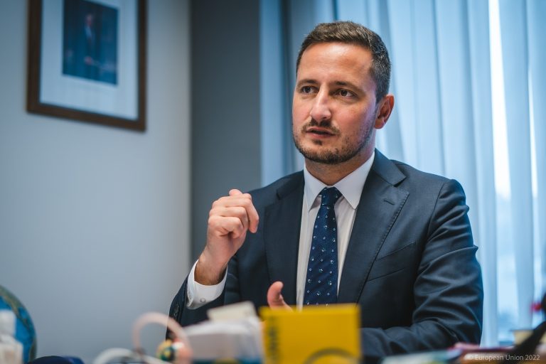 Nicu Ștefănuță spune că a rezolvat ca studenții să primească burse din fonduri europene