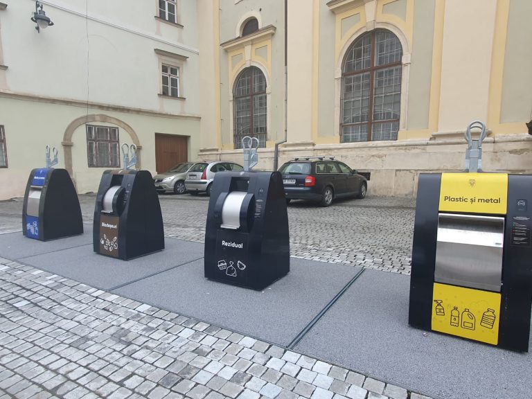 FOTO: Platforma pentru colectarea deșeurilor din Piața Mică a devenit funcțională