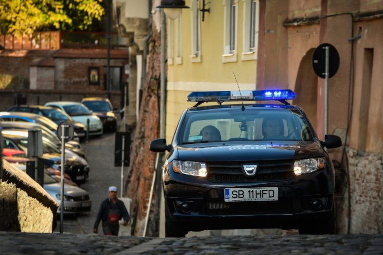 Polițiștii locali sibieni au oprit un furt. Complicele hoților a sunat la 112