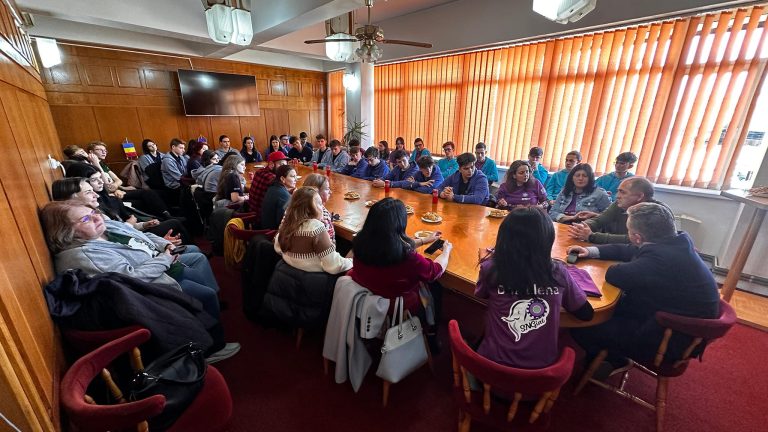 FOTO: 3 echipe de robotică ale liceelor din Mediaș, la faza națională First Tech Challenge