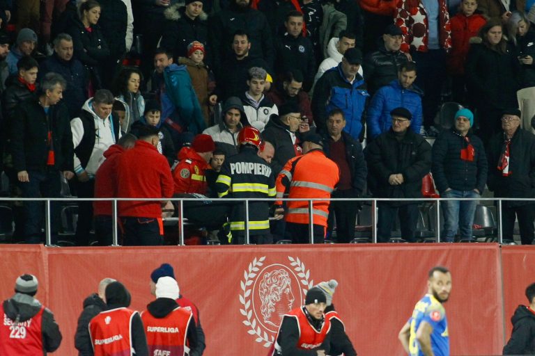 ULTIMA ORĂ / FOTO: I s-a făcut rău în tribună. Spectator transportat de urgență la spital