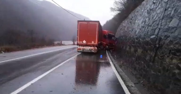 FOTO/VIDEO: TIR blocat pe Valea Oltului după ce s-a lovit de un perete montan