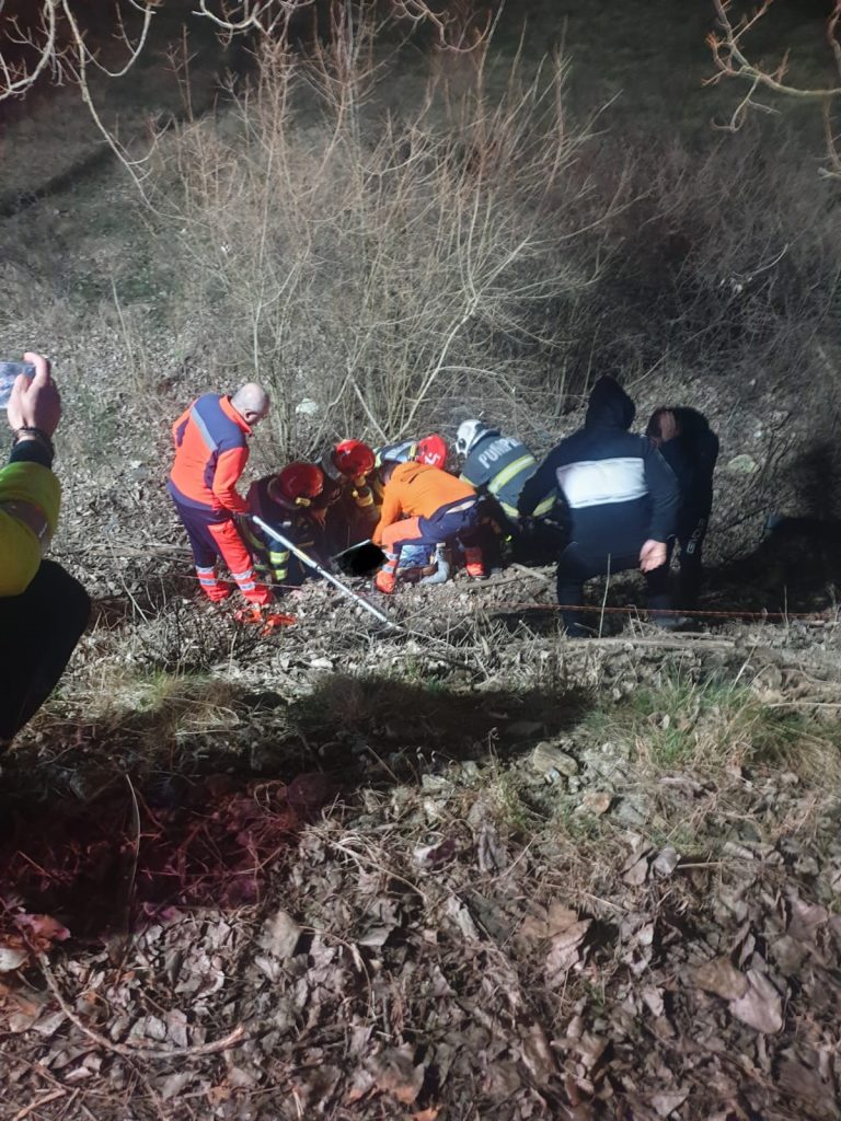 ULTIMA ORĂ / FOTO: Un tânăr a căzut cu ATV-ul într-o râpă