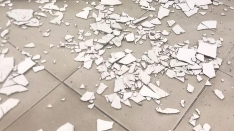 ULTIMA ORĂ: S-a prăbușit tavanul unei săli de clasă. Mai mulți elevi au fost transportați la spital