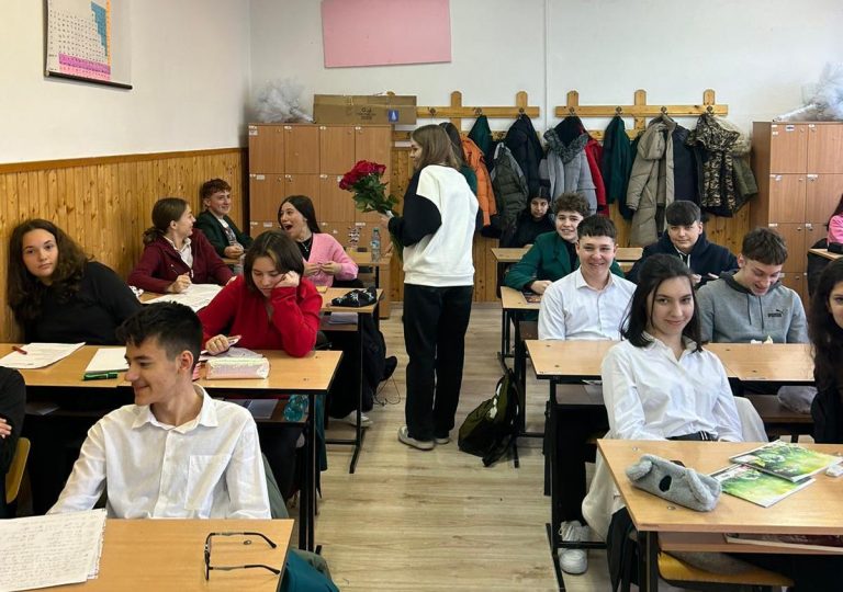 FOTO: Mesagerii lui Cupidon au împărțit trandafiri la Liceul Teoretic „Axente Sever” Mediaș