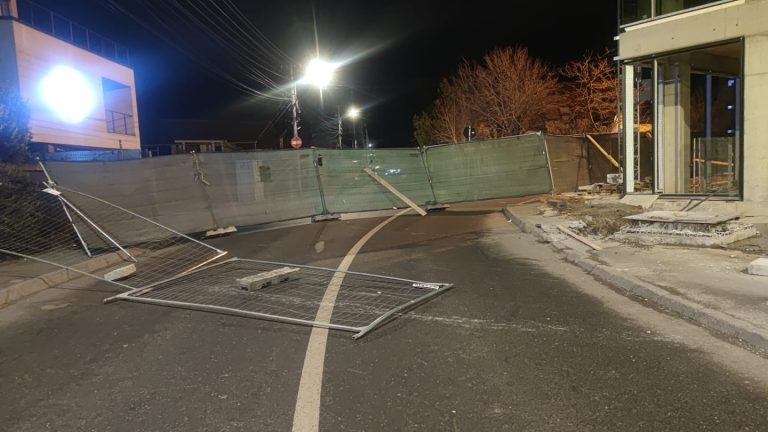 FOTO: Probleme din cauza vântului în Sibiu. A fost nevoie de intervenția pompierilor