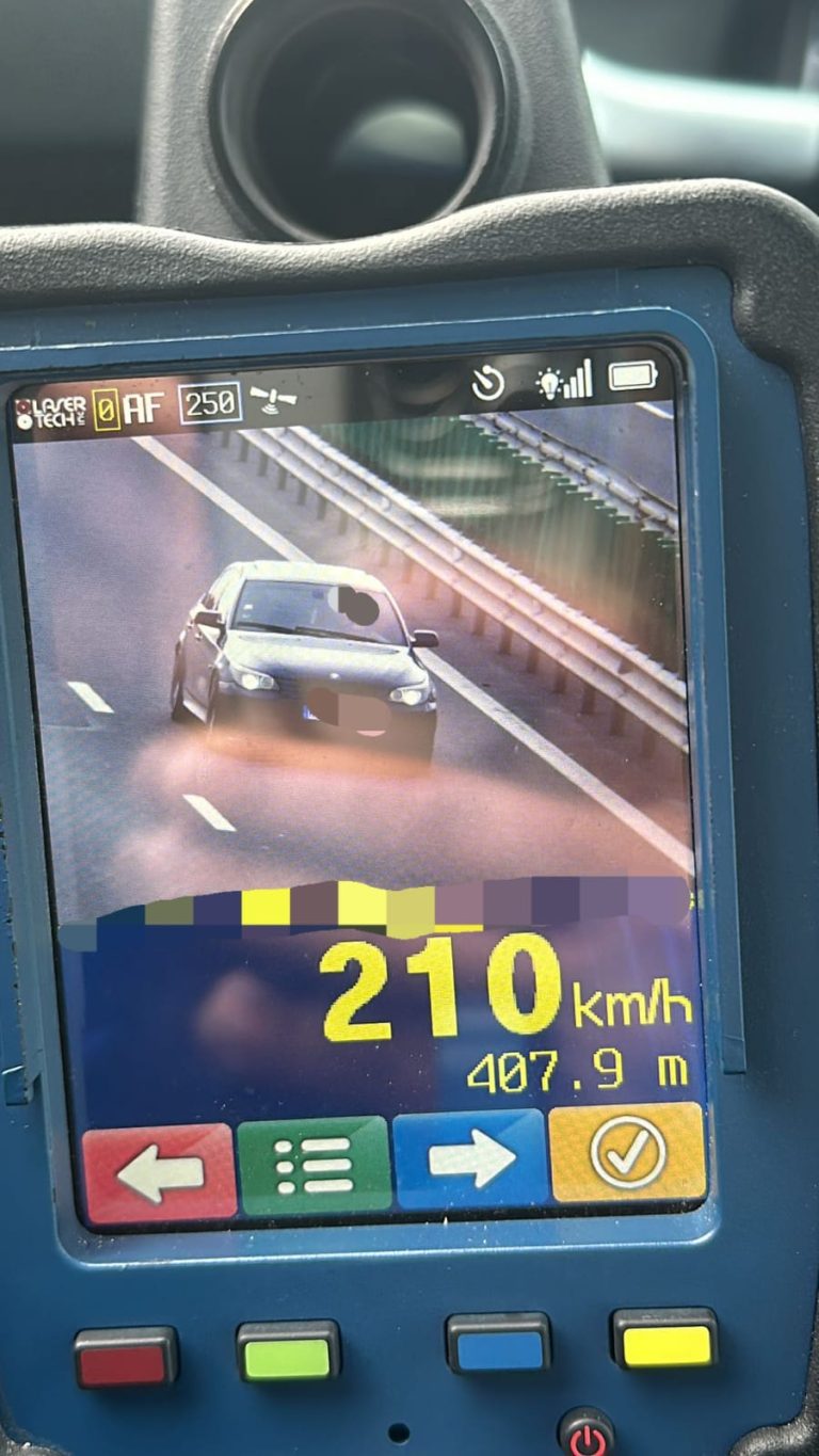 FOTO: Trei șoferi au rămas fără permisele de conducere după ce au „zburat” pe A1