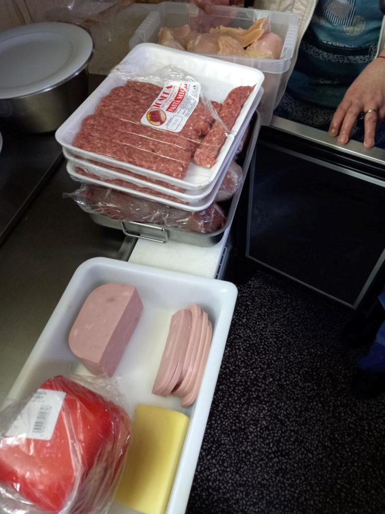 FOTO: Control riguros la restaurantul PRIMA. Sancțiuni pentru produse expirate sau cu mucegai