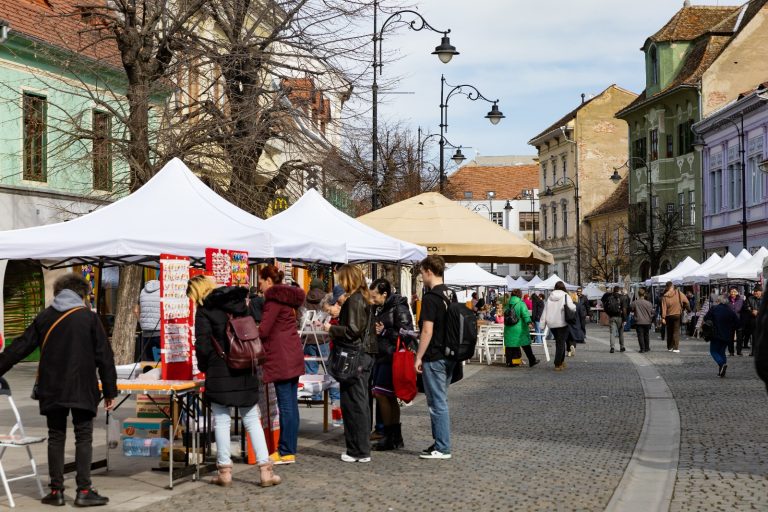 Mărțișorul prin ochii sibienilor: de la simbol la buget