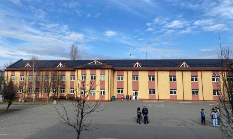 O școală deține cea mai mare centrală fotovoltaică din România